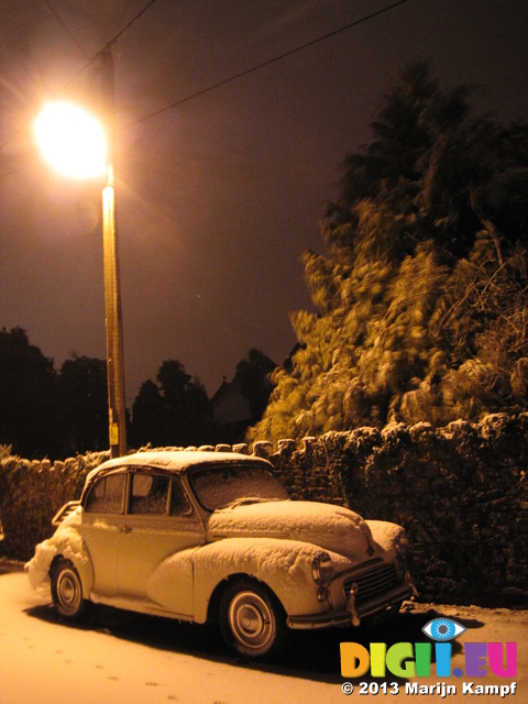 SX25881 Old car covered in snow parked under street light Llantwit Major